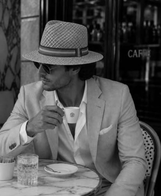 Artigiano Florioli mentre rifinisce un cappello a mano